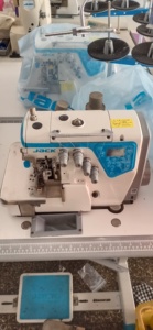 Máquina de Coser <span class=keywords><strong>Overlock</strong></span> Industrial de 4 Hilos <span class=keywords><strong>JACK</strong></span> <span class=keywords><strong>C4</strong></span> Usada con Cortahilos Automático - Product Image 3