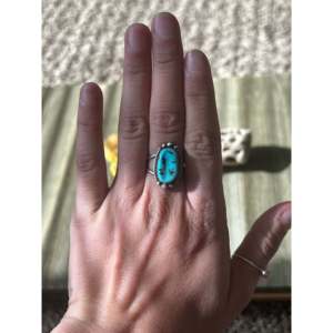 แหวนเงินแท้ประดับเทอร์ควอยซ์คิงแมนจาก Scott Skeets Fine Jewelry ขนาด 7.5 ตัวเรือนแพลตตินั่ม ทรงเรียบ ขอบหุ้มเพชร เหมาะสำหรับใส่ทุกวัน - Product Image 2