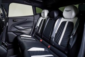 NICELY UAED 2023 DBX 707 AWD SUV, Motor de 9 Velocidades, 697 HP, 4L V8 - Product Image 3