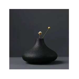 Elegante maceta de cerámica con tonos sutiles y forma moderna perfecta para mejorar las exhibiciones de plantas de interior en cualquier espacio vital o rincón - Product Image 4