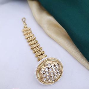 Vernis à l'or antique de qualité supérieure avec des pierres Look Tikka bijoux de cheveux Style traditionnel pour la collection de vêtements de mariage pour les femmes - Product Image 1