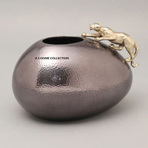 Exclusivo Florero de Metal de Lujo Acabado a Mano, Fabricado en Aluminio con Forma Antigua para Decoración de Interiores de Alta Gama - Product Image 2