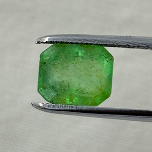 Invierta en belleza: compre esmeraldas colombianas no tratadas al por mayor-Octágono facetado de 8,6x7,2mm, natural y exquisito - Product Image 1