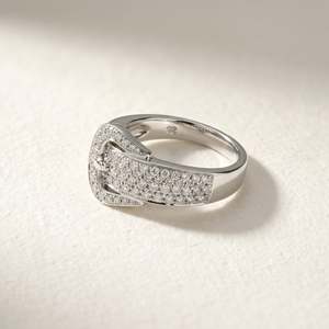 Bague Elira Pave Contour avec pierres pavées superposées, bande incurvée, finition argentée haute brillance, bague de déclaration moderne et luxueuse pour femme - Product Image 5