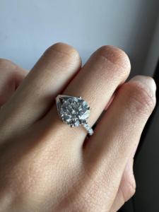 Bague de fiançailles et de mariage en diamant rond de 2,5 carats, taille brillant, cultivé en laboratoire, pour femmes, or blanc 14 carats, cadeau de la Saint-Valentin, bijoux fins - Product Image 4