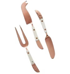 Juegos de herramientas de queso de Metal con acabado plateado Diseño de plumas Cuchillos de queso con mango de latón y esparcidor de mantequilla para artículos de Hotel - Product Image 4