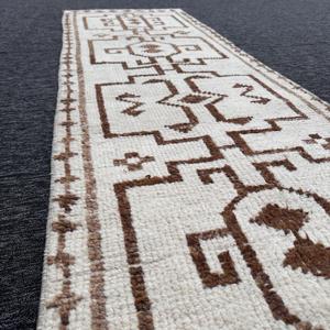 พรมวินเทจขนาด 2.3x9.4 ฟุต, พรมตุรกีแบบ Runner, พรมลายอิคัตสีขาวน้ำตาล - Product Image 5
