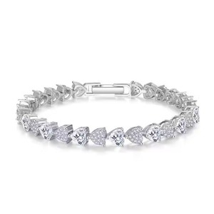 Bracelet tennis personnalisé en forme de cœur avec diamants cultivés en laboratoire Bracelet en or blanc 18 carats avec diamants pour femmes - Product Image 1