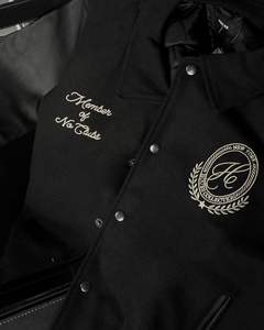 เสื้อแจ็คเก็ตวาร์ซิตี้ของชมรมนักศึกษาหญิงกรีกแบบกำหนดเอง |   เสื้อแจ็คเก็ตบอมเบอร์ปักลายตัวอักษรมหาวิทยาลัย |   เครื่องแต่งกายสมาคมนักศึกษาหญิงและชาย - Product Image 3