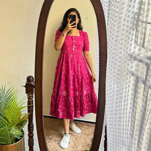 Bollywood Celebrity Style Premium Robe mi-longue en coton rose Vêtements ethniques de luxe pour femmes avec imprimé Bandhani et col carré - Product Image 1