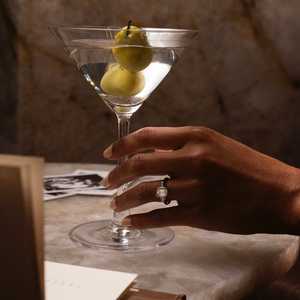 Lujoso anillo de diamante de moissanita de oro amarillo de 14 quilates, tres piedras, corte esmeralda, estilo Vintage, boda, compromiso, fiesta, anillos de moda - Product Image 4