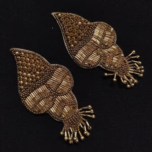 Broche unique faite à la main avec des perles, design de broderie de perles de rocaille, broche de luxe en perles de rocaille par glowin fashion - Product Image 1