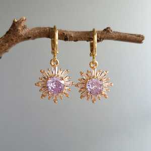Pendientes de Aro Huggie con Flores de Amatista Púrpura y Lila, Plata de Ley 925 Chapada en Oro, Estilo Vintage, Pendientes Victorianos - Product Image 1