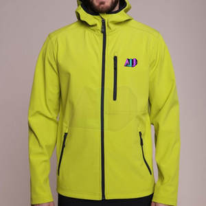 Venta caliente nuevo diseño con capucha chaqueta de carcasa blanda para hombres transpirable a prueba de viento peso ligero logotipo frontal para uso al aire libre - Product Image 2