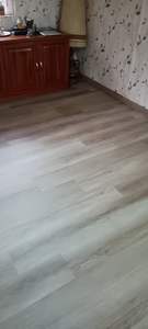 Cubierta SPC de vinilo de PVC de lujo Decoración de estilo de diseño de apartamento interior moderno de alta calidad de Vietnam - Product Image 5