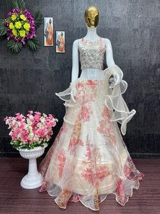 Conjunto de Lehenga Choli de Seda Georgette para Mujer FABZONE para Ocasiones Especiales - Traje de Fiesta, Choli de Trabajo, Dupatta Elegante (En Stock) - Product Image 6