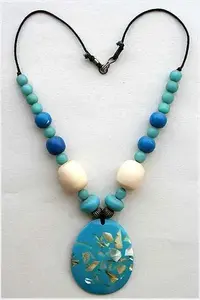 Collier pendentif moderne à la mode en résine fait à la main avec perles de verre avec perle comme pierre principale de fournisseur indien - Product Image 5