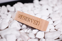 Étiquette de réserve en bois de plage personnalisée Base naturelle Tableau avec numéro de table Porte-nom de table de conférence de mariage Logo personnalisé Taille personnalisée