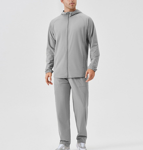 ชุดเสื้อกันลม2ชิ้นสำหรับผู้ชายชุดวิ่งออกกำลังกายผ้าไนลอนกันลมบล็อกสีมีฮู้ดและกางเกงขาสั้นพร้อมโลโก้กันลม - Product Image 4