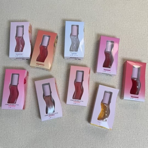 เคสโทรศัพท์พร้อมลิปบาล์มบำรุงริมฝีปาก ลิปกลอสขัดริมฝีปากสีชมพู ลิปออยล์เพิ่มความชุ่มชื้น บำรุงริมฝีปากให้อวบอิ่ม - Product Image 1