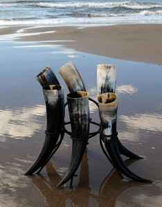Juego de cuernos para beber pulidos vikingos 0.4L cada uno con soporte de metal Artesanías naturales para Vasos - Product Image 2