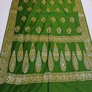 Collection de vêtements ethniques de créateurs, présentant des saris tissés à la main exquis et des créations en soie artificielle de qualité supérieure pour une allure traditionnelle élégante - Product Image 4