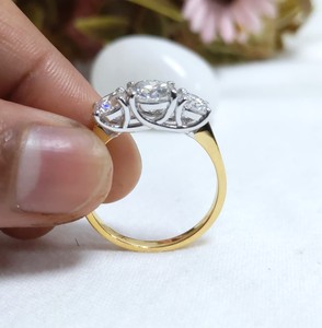 แหวนหมั้นเพชรแบบสามเม็ดสำหรับผู้หญิงแหวนทองคำแข็ง14K ทรงมนสำหรับปลูกในห้องปฏิบัติการ2.55 CT - Product Image 3