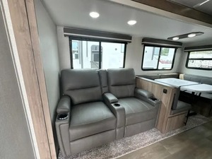 Camioneta Usada para Acampar 2024 G-r-a-n-d Design I-m-a-g-i-n-e 2800BH - Product Image 5