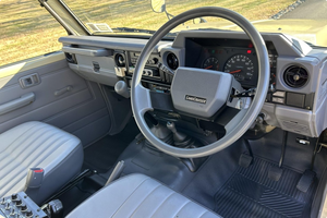 PRÊT À CONDUIRE - VÉHICULE D'OCCASION À VOLANT À GAUCHE |   Conduite à droite |   23 000 KILOMÉTRES 1999 TOYOTA LAND CRUISER HZJ75 5 VITESSES - Product Image 3