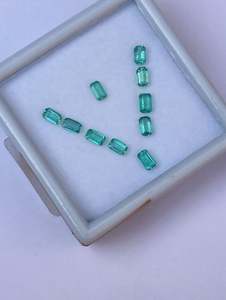 Piedra Suelta Verde Esmeralda de Alta Calidad de 2.50 CTS para Diseño Personalizado de Joyería Natural - Product Image 4