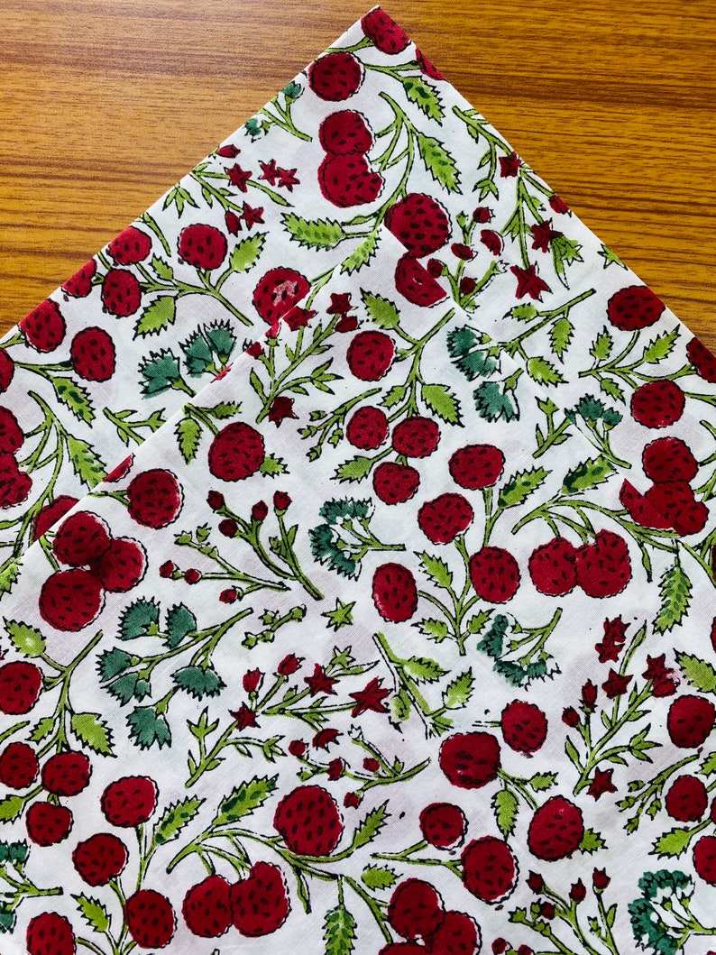 แดงทับทิมเข้ม, มรกต, เขียวมอส