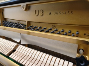Piano Vertical Yamaha U3A Usado, Calidad Japonesa, Rendimiento Profesional, Listo para el Escenario, Sonido Claro y Potente U3 - Product Image 3