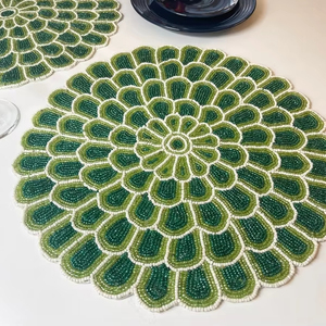 Napperon perlé Chargeur rond fait à la main pour salle à manger de luxe et décor de vacances Pièce unique perlé à la main, napperon, pendaison de crémaillère - Product Image 1