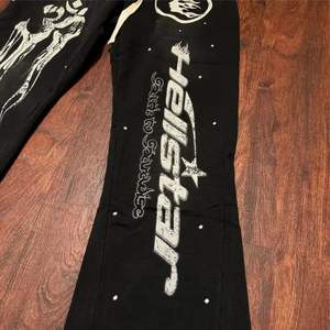 กางเกงวอร์มผู้ชายเอวสูงสีดำผ้าฝ้ายคุณภาพสูงพิมพ์ลายวินเทจแบบกำหนดเอง 380GSM - Product Image 3