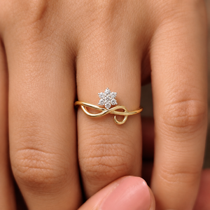 Bague de fiançailles fine en or jaune 14K plaqué rhodium, avec diamant de laboratoire taillé DEF VVS 0.11 CTW, motif floral minimaliste en grappe, style boucle - Product Image 2