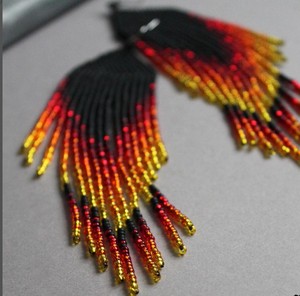 Boucles d'oreilles à franges rouges feu de haute qualité, longues, noires et rouges, en perles de rocaille - Product Image 2