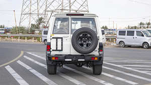 Sedán Usado 2024 LC71 de 5 Puertas, Equipamiento Completo, Automático, Gasolina, Interior de Cuero Oscuro de Alta Calidad, Volante a la Izquierda, Techo Panorámico 360 - Product Image 6