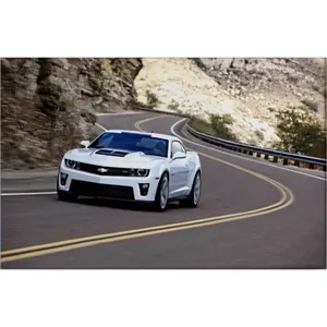 Impression sur toile : Fida White Camaro prenant une courbe de route en montagne - Product Image 6