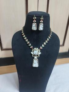 Ensemble de mariée Royal Kundan Boucles d'oreilles en laiton faites à la main pour une fête de mariage classique Look pour les mariées désirant une robe majestueuse - Product Image 6