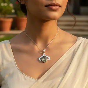 Colgante de Amatista Verde Hecho a Mano para Mujer, Plata 925 y Oro Rosa, Joyería de Piedras Preciosas de Estilo Religioso con Dije de Platino - Product Image 2