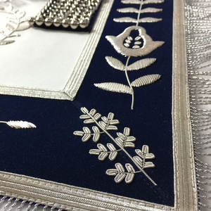 Delantal Masónico Regalia Bordado a Mano de Calidad Premium Past Master Blue Lodge Delantal Terciopelo Blanco y Azul Marino - Product Image 3