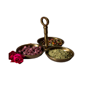 Plateaux de service en métal coulé Ensemble de trois bols en aluminium coulé avec des plateaux d'assiette de collation de fruits antiques en laiton - Product Image 1