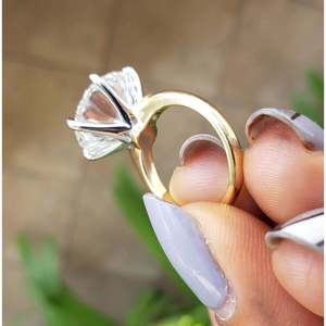 Bague solitaire bicolore avec diamant de laboratoire rond certifié IGI de 8,00 carats, couleur D-E-F, clarté VVS-VS - Product Image 5