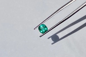 พลอยเมห์ราจูดิน รับรองโดย Gems Certified น้ำหนัก 1.14 กะรัต รูปทรงคุชชั่น ทรงน้ำตาล ขนาด 6.4 x 6.4 มม. สีเขียวเข้มธรรมชาติ ขัดเงาแล้ว - Product Image 2