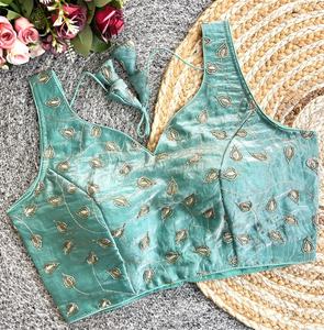 Blouse moderne avec des motifs en valmoti et des sequins, col en V avec des fils, manches de 10 pouces à l'intérieur, motif ouvert au dos - Product Image 6