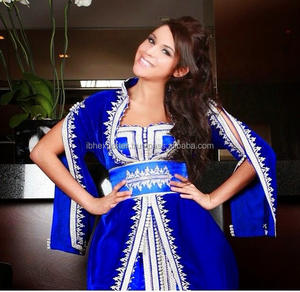 Caftán de aspecto abierto frontal de última moda de dos piezas con estilo de mangas único y trabajo de encaje blanco - Product Image 1