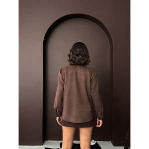 Blusa de Gamuza para Mujer F2024 con Bordado, Cómoda y Elegante - Product Image 1