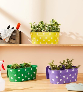 Joli pot en métal jaune avec des points blancs pour la décoration de jardin, le style de balcon et l'affichage de plantes d'intérieur vibrantes en provenance d'Inde - Product Image 2