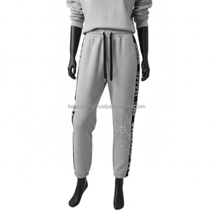 Pantalón de chándal de lujo para mujer 320 GSM tela de algodón suave gris con panel lateral negro diseño de logotipo de diamantes de imitación personalizado Pantalones de mujer - Product Image 4
