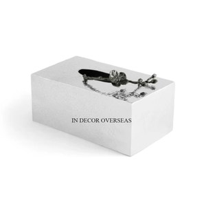 Porte-serviettes en acier inoxydable poli brillant argenté à texture martelée avec boules en métal plaqué or Designer du fournisseur indien - Product Image 2